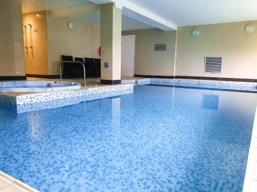 a large swimming pool with a tub in the middle at Hotel Collingwood BW Signature Collection in Bournemouth