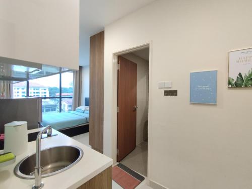 La salle de bains est pourvue d'un lavabo. dans l'établissement Kozi ONE Homestay Infinity pool & Gym 2Rooms, à Kuching