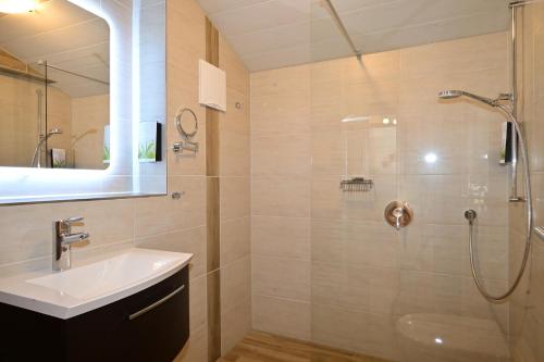 La salle de bains est pourvue d'un lavabo et d'une douche. dans l'établissement Wannig, à Biberwier
