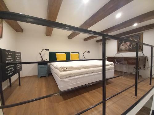 Bett in einem Zimmer mit einem schwarzen Geländer in der Unterkunft Farinelli at Opera in Budapest