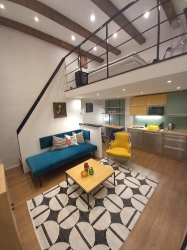 ein Wohnzimmer mit einem blauen Sofa und einem Tisch in der Unterkunft Farinelli at Opera in Budapest