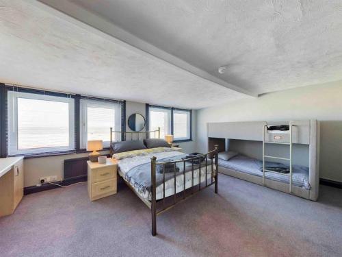 グレート・ヤーマスにあるSpacious apartment with Sea Views on Great Yarmouth Seafrontのベッドルーム1室(ベッド1台、デスク、窓付)