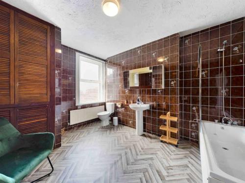łazienka z umywalką, toaletą i wanną w obiekcie Spacious apartment with Sea Views on Great Yarmouth Seafront w mieście Great Yarmouth