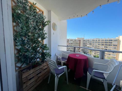 Un balcón o terraza de 3 Rooms Appartment Near Yumbo Maspalomas Playa del Inglés