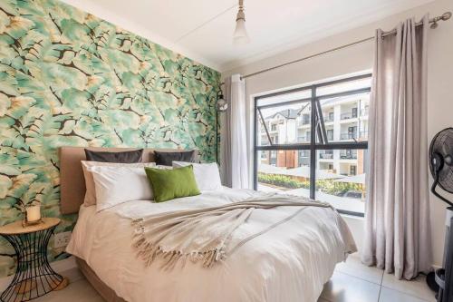 1 dormitorio con cama y ventana grande en Greatest Vacation by the Blyde en Pretoria
