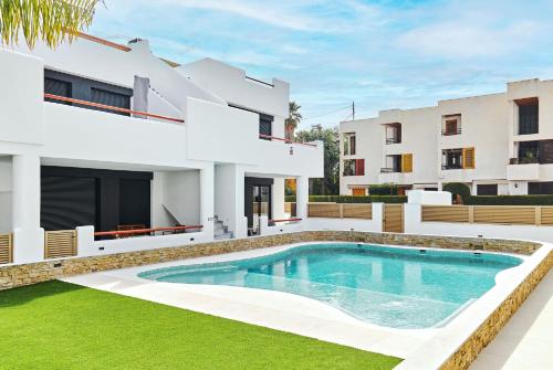 une image d'une villa avec une piscine dans l'établissement Apartment Tropical Beach, à San Javier