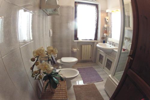 een badkamer met 2 wastafels en 2 toiletten. bij Villa Vallereale beautiful garden and private pool 9 km from Sperlonga in Itri