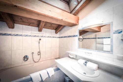 Salle de bains dans l'établissement HAUSEREI Design & Kräuterhotel