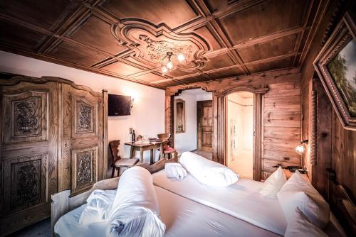 Un ou plusieurs lits dans un hébergement de l'établissement HAUSEREI Design & Kräuterhotel