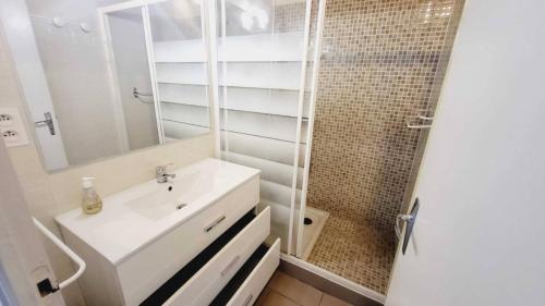 Kúpeľňa v ubytovaní La Perle des Mtiviers - Sud Nantes, Base Nautique, Thalasso et Golf