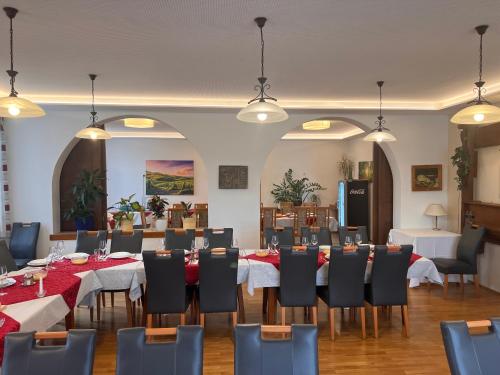 una sala da pranzo con tavoli e sedie in una stanza di Gasthof Wagner Restaurant-Pension a Halbenrain