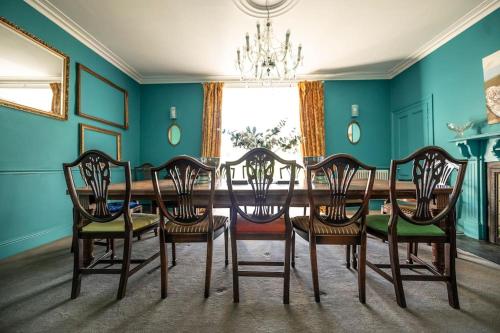 Posezení v ubytování Georgian Country House -Panoramic Views -Sleeps 12