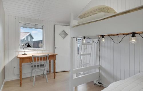 ロッケンにあるAwesome Home In Lkken With House Sea Viewのベッドルーム1室(デスク、ベッド1台、はしご付)