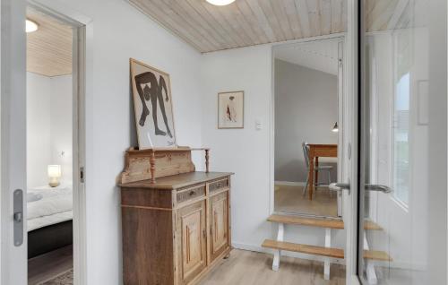 ロッケンにあるAwesome Home In Lkken With House Sea Viewの木製のキャビネットと鏡が備わる客室です。