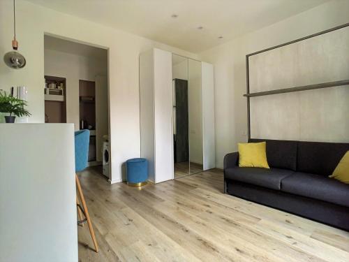 uma sala de estar com um sofá e um espelho em - La Casa delle Meraviglie- Porta Romana Edition em Milão