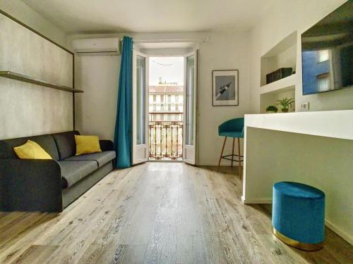 uma sala de estar com um sofá e uma mesa em - La Casa delle Meraviglie- Porta Romana Edition em Milão