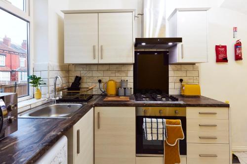 Dapur atau dapur kecil di Home away from Home Entire 2 bedroom house