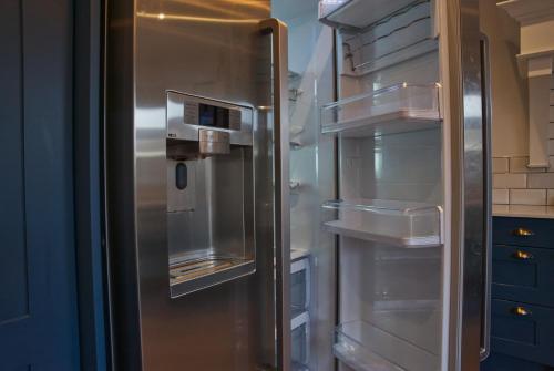 - un réfrigérateur avec une porte ouverte dans la cuisine dans l'établissement Irish Sea Cottage, à Annalong