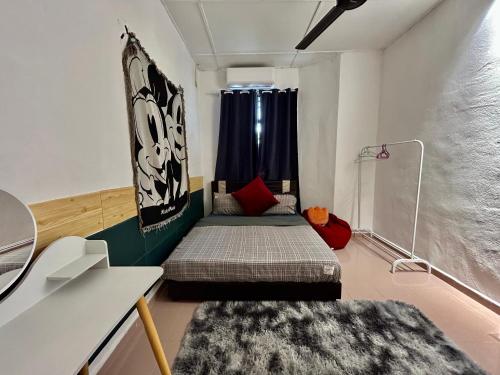 Habitación pequeña con 2 camas y escritorio. en Cozy255#4pax#Wifi#NearAeonAlma#5kmtoIconCity, en Bukit Mertajam