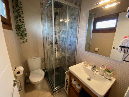 een badkamer met een toilet, een douche en een wastafel bij Mare Nostrum 622 in Torroella de Montgrí