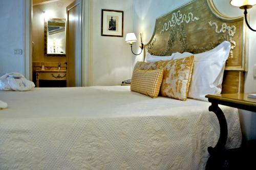 Postel nebo postele na pokoji v ubytování Garda Hotel San Vigilio Golf