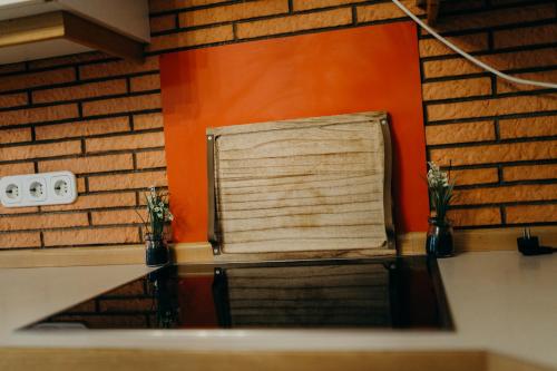 Habitación con pared de color naranja y ventana en A cozy home away from home en Bad Ischl