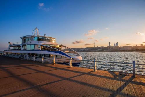 un gran barco está atracado en un muelle en NOBEL Hotel en Baku