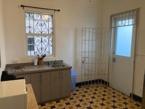 cocina con fregadero y ventana en La Estancia Vacation Rentals, en San Juan