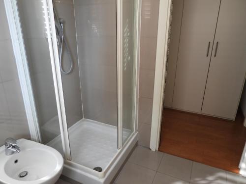 La salle de bains est pourvue d'une douche et d'un lavabo. dans l'établissement The Right Place 4U Roma Monteverde Al Palazzetto Apartment with Terrace&Garage, à Rome