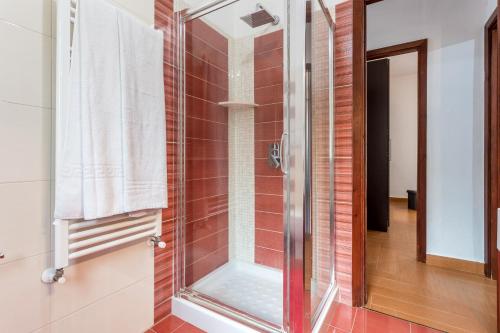 La salle de bains est pourvue d'une douche avec une porte en verre. dans l'établissement Casa splendida, à Monreale