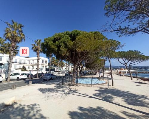 ulica z drzewami i budynkami na plaży w obiekcie Été Indien - Plage - Wifi - Host Provence w mieście La Ciotat