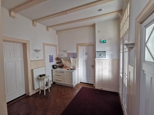 Zimmer mit einem Flur mit einer Theke und einer Tür in der Unterkunft Villa Deichvoigt in Cuxhaven