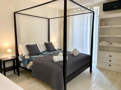 Postel nebo postele na pokoji v ubytování Front Beach Deluxe Apartment - with access to beach club