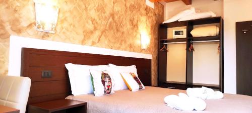ミラッツォにあるAlterego B&Bのベッドルーム(白い枕の大型ベッド1台付)
