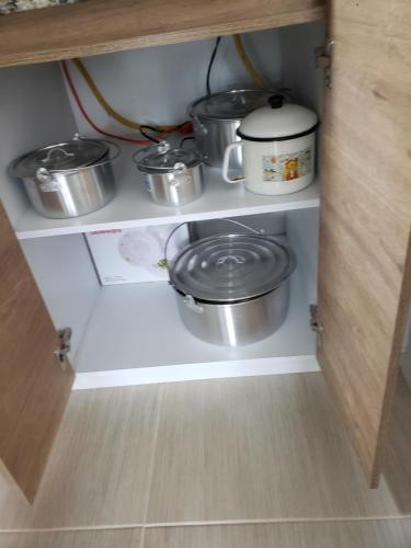 a cupboard with pots and pans in it at Apartamento amoblado con excelente ubicación en Pasto in Pasto