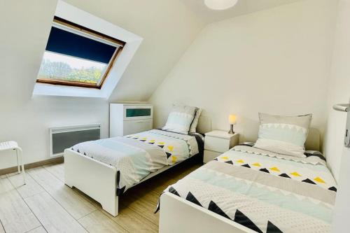 - une chambre avec 2 lits et une fenêtre dans l'établissement Steredenn vor - L'étoile de Mer, à Roscanvel