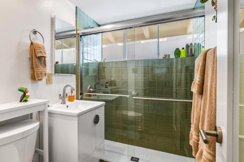 La salle de bains est pourvue d'une douche, de toilettes et d'un lavabo. dans l'établissement Mirage Cove, à Rancho Mirage