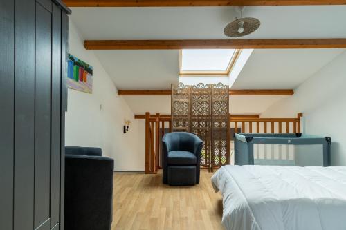 une chambre avec un lit et deux chaises dans l'établissement Appart pour 4 - Piscine - Au coeur de La Chaume, à Les Sables-dʼOlonne