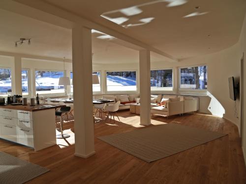eine Küche und ein Wohnzimmer mit einem Tisch und Stühlen in der Unterkunft Berghaus Anna Lisa in Mittelberg