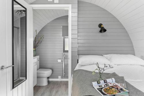 Habitación con baño con cama y aseo. en Windsor, Apple Tree Glamping, Nr Wells, en Wells