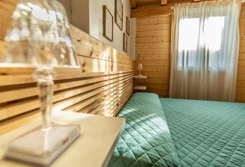 a bedroom with a green bed and a window at Casa Vacanze La Fenice - Casa Atlantica in Cava dʼAliga