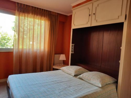 - une chambre avec un lit, une armoire et une fenêtre dans l'établissement Appartement dans résidence Le Saint Pierre, à Avignon