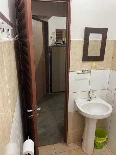 y baño con lavabo y espejo. en Sítio Vovó Chiquinha - 4km Centro Histórico en Goiás