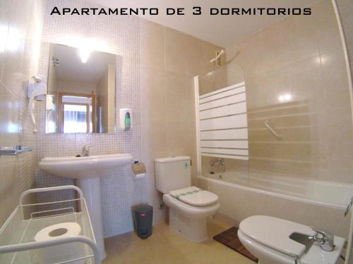 een badkamer met een toilet, een wastafel en een douche bij La PARRETA CENTRO in Vinarós