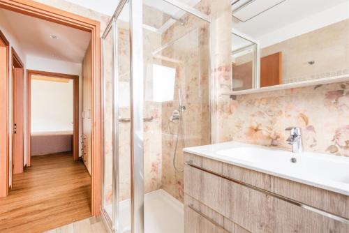 uma casa de banho com um lavatório e um chuveiro em Casa Lucia em Ledro