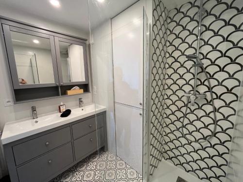 une salle de bain avec douche et lavabo dans l'établissement Cocon vintage - T4 central et lumineux, à Annecy
