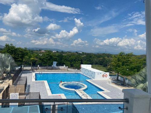 Vista de la piscina de Casa en Condominio Carmen de Apicala o alrededores