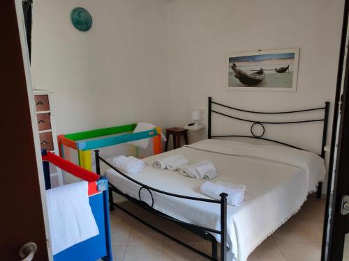 um quarto com 2 camas individuais num quarto em Villa Cala Sinzias em Castiadas