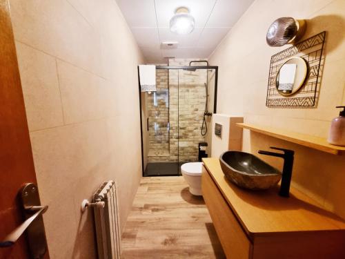 La salle de bains est pourvue d'un lavabo et de toilettes. dans l'établissement Central Mayor Apartment, à Blanes