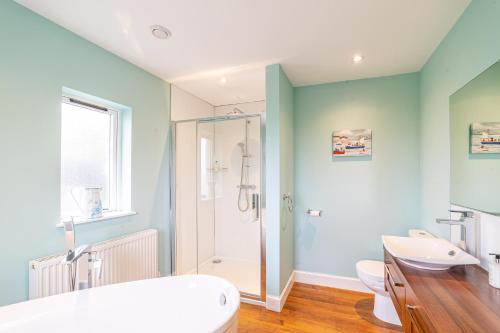 ein Bad mit einer Dusche, einem WC und einem Waschbecken in der Unterkunft Stags View with Hot Tub in Blairgowrie